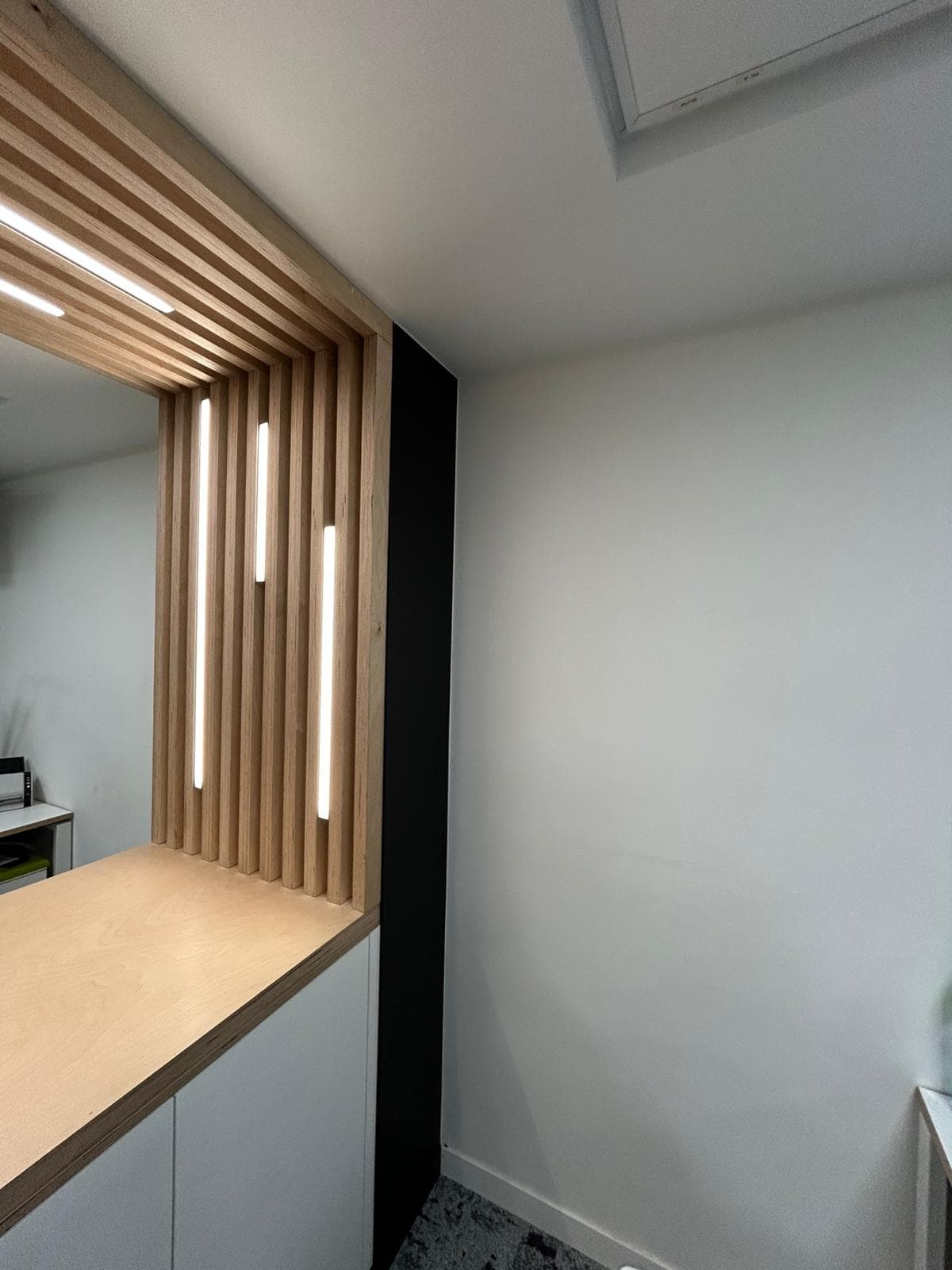 Agence bancaire à Paris — miniature 2