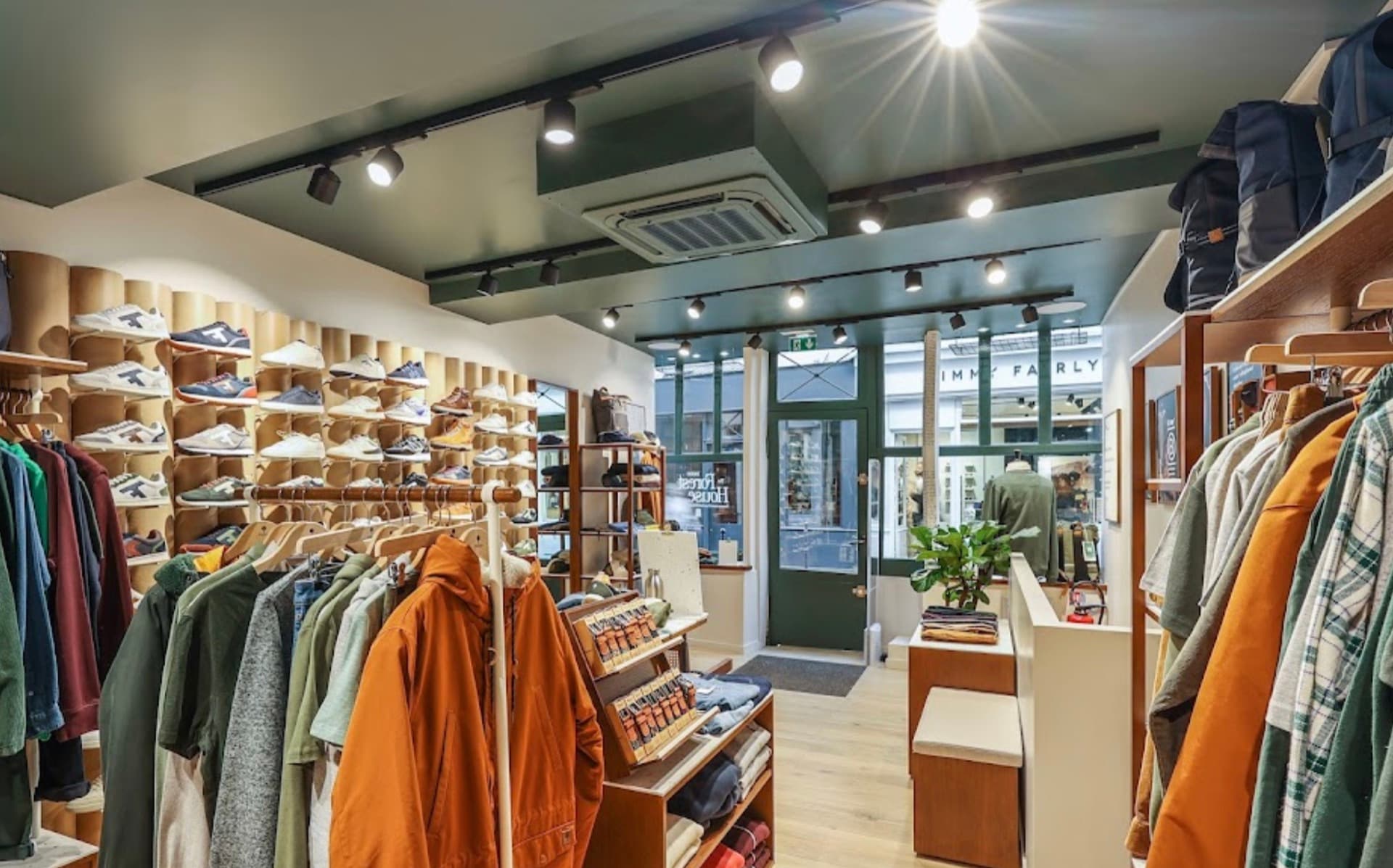 Boutique de prêt-à-porter à Paris — miniature 3