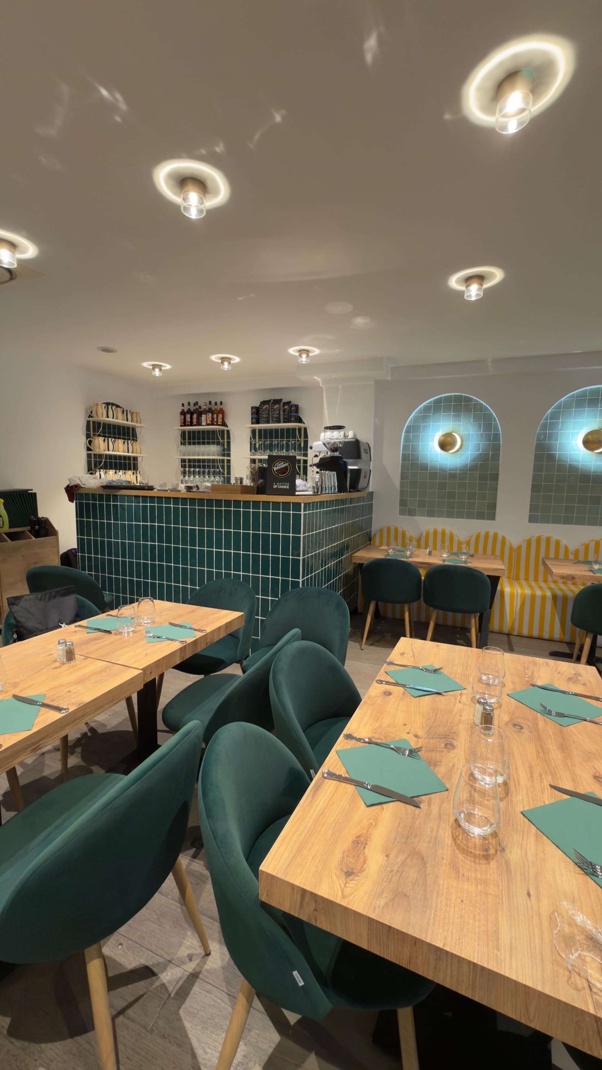 Restaurant à La Défense — miniature 2