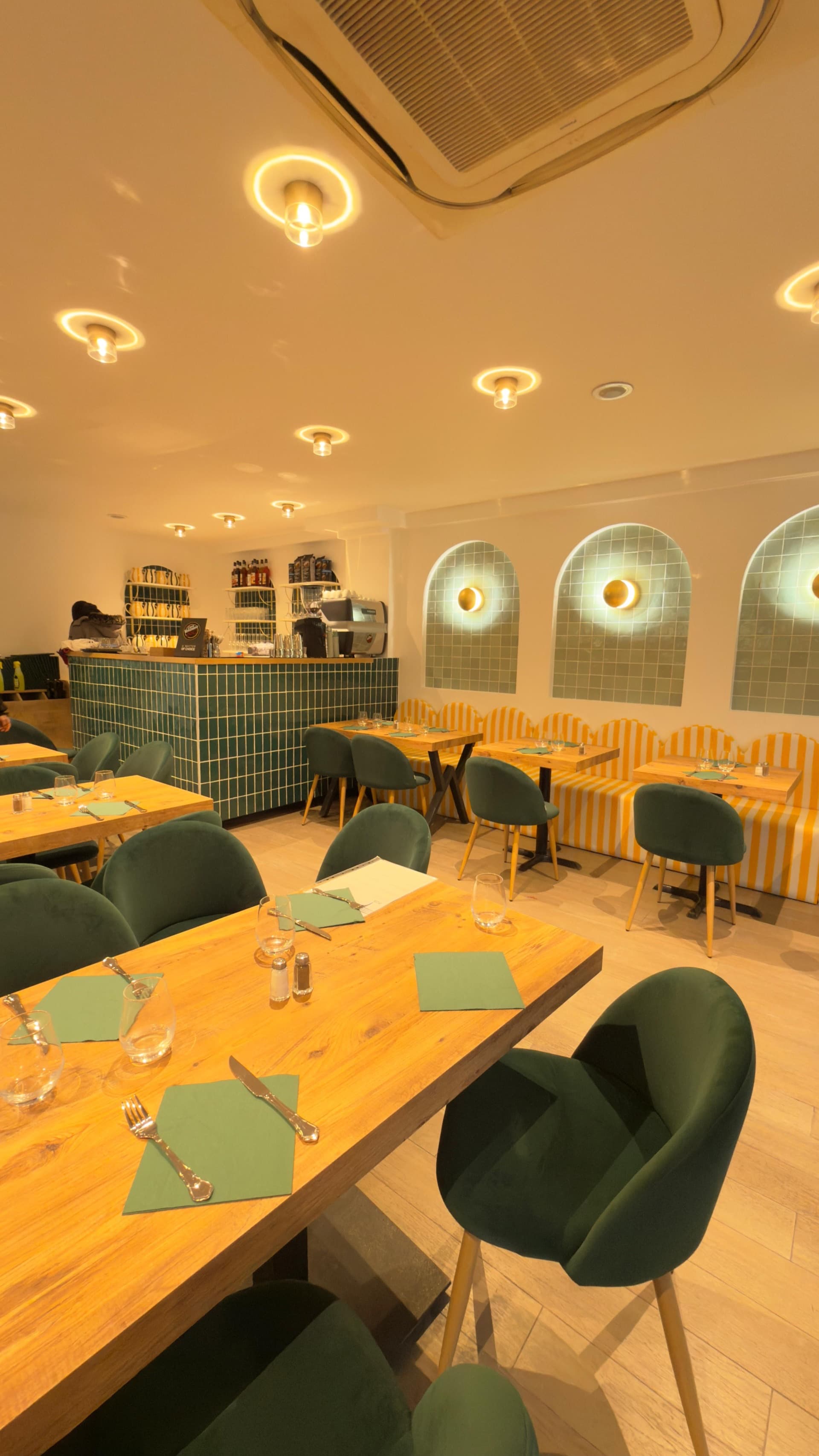 Restaurant à La Défense — miniature 3